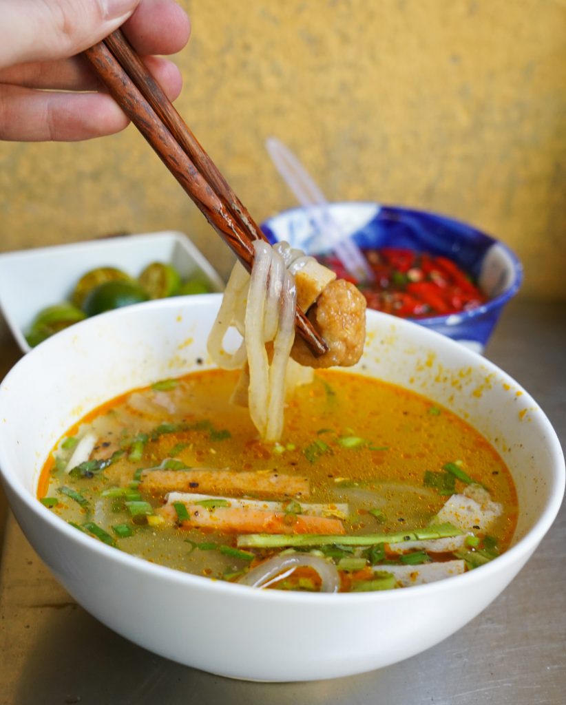 best street food hoi an vietnam noodles